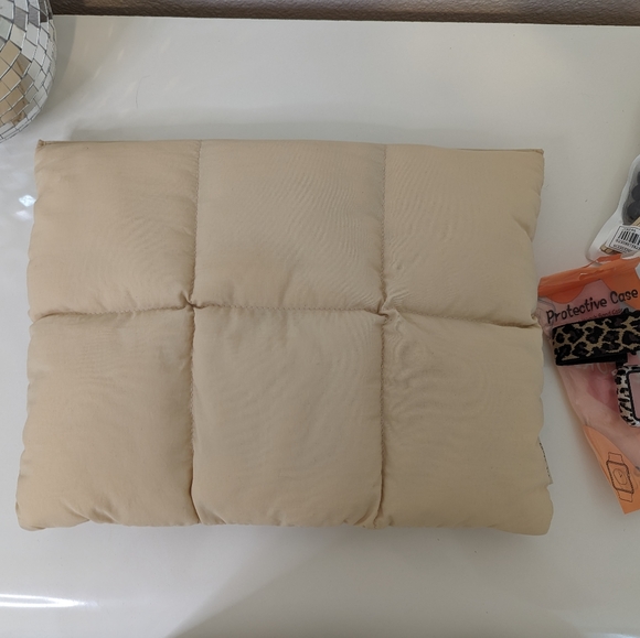 NWOT PUFFY TABLET HOLDER OR CLUTH BAG! SO UNIQUE!! SO SOFT! LOVE IT🫶 - Picture 3 of 5